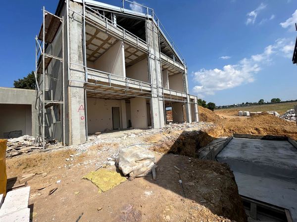 Kaba inşaat aşamasında villa