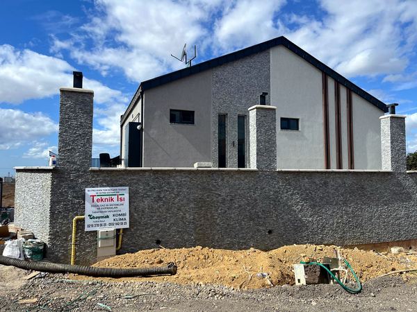 Tamamlanan villa ve Teknik Isı proje tabelası
