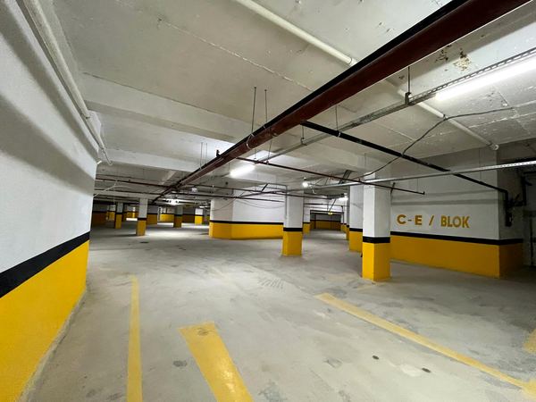 Kapalı otoparkta sprinkler ve tesisat hatları