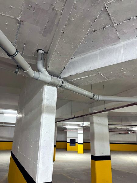 Otopark tavanında sprinkler ve pis su hatları