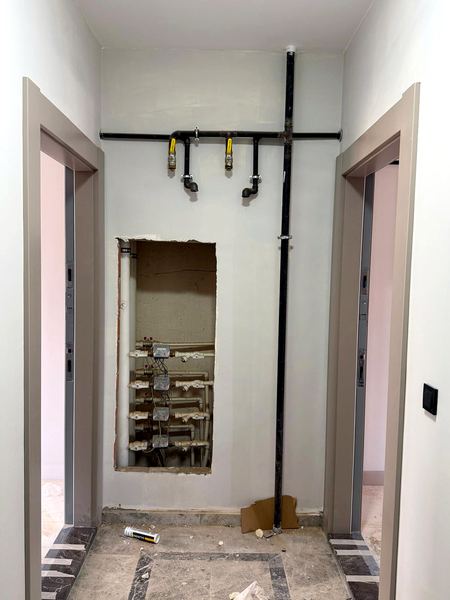 Kat holünde doğalgaz hattı ve ısı sayacı dolabı