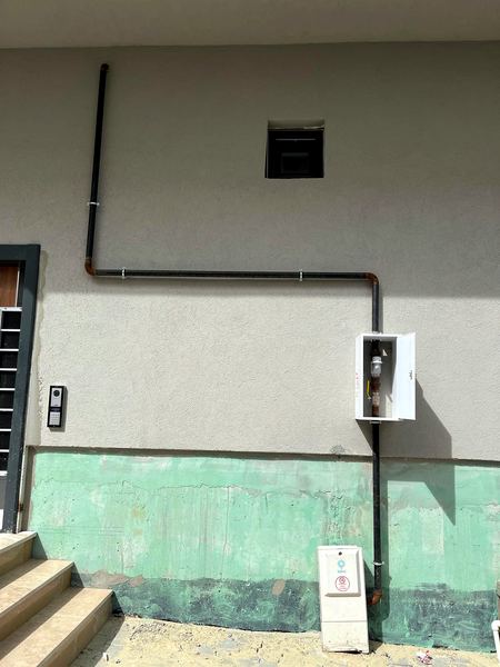 Servis kutusu ve cephe doğalgaz hattı