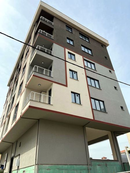 Binanın yan cephesi