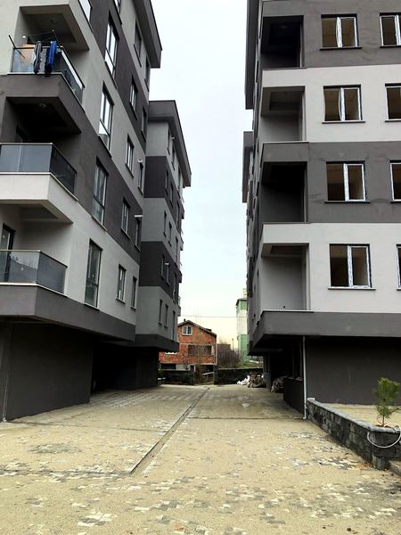 Zirve Konakları blokları ve site içi yol